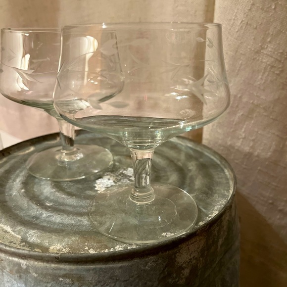 🦄🦄Set of 2 vintage shrimp cocktail glasses with a beautiful etched design. - Picture 4 of 6